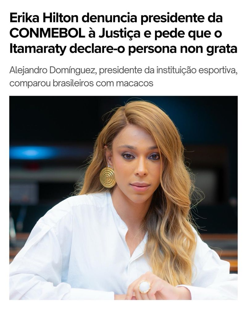 Print de manchete com o título “Erika Hilton denuncia presidente da CONMEBOL à Justiça e pede que o Itamaraty declare-o persona non grata” Com o subtítulo “Alejandro Domínguez, presidente da instituição esportiva, comparou brasileiros com macacos”