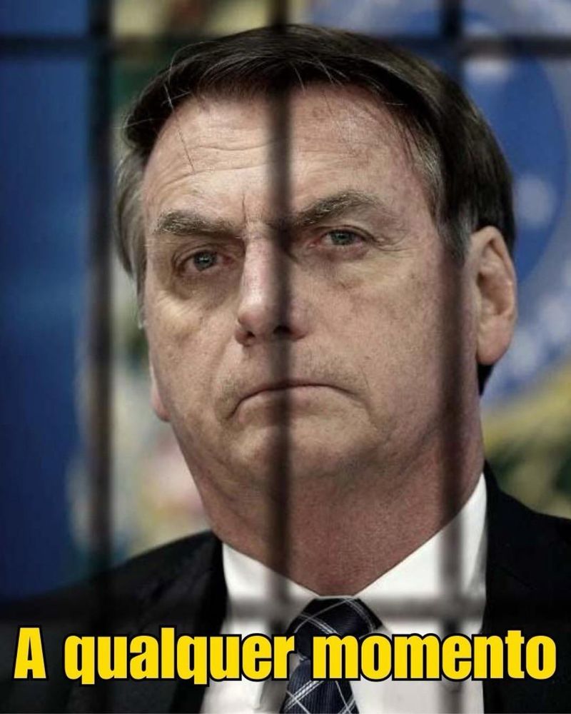 Foto de Bolsonaro atrás do que parecem grades de uma cela.

Sobreposto à imagem, há o texto “A qualquer momento”