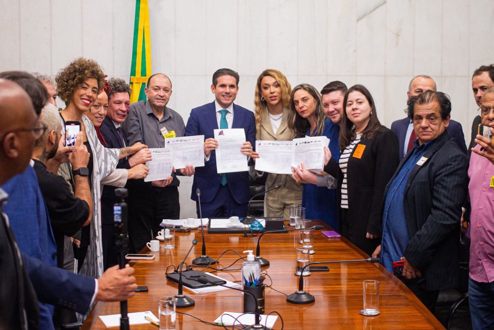 Foto minha ao lado do deputado Hugo Motta, outros parlamentares e representantes sindicais.