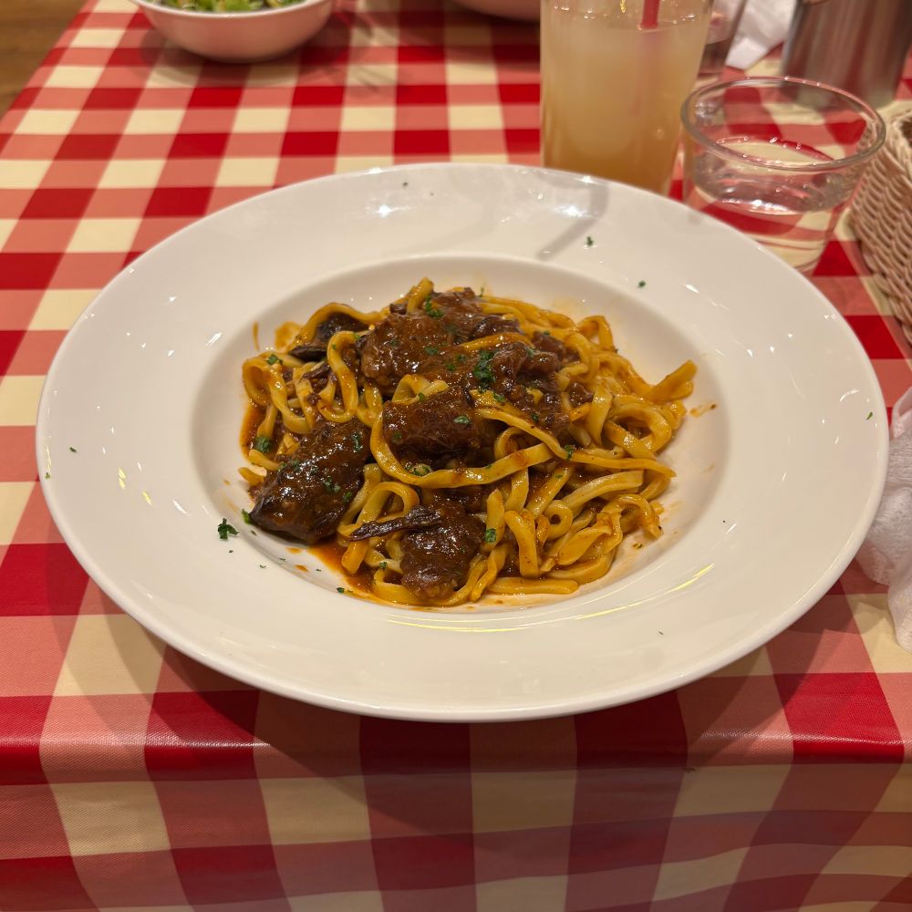 牛肉のパスタ……
ビーフシチューみたいで最高にうまし
残ったソースにパンつけて食べたい