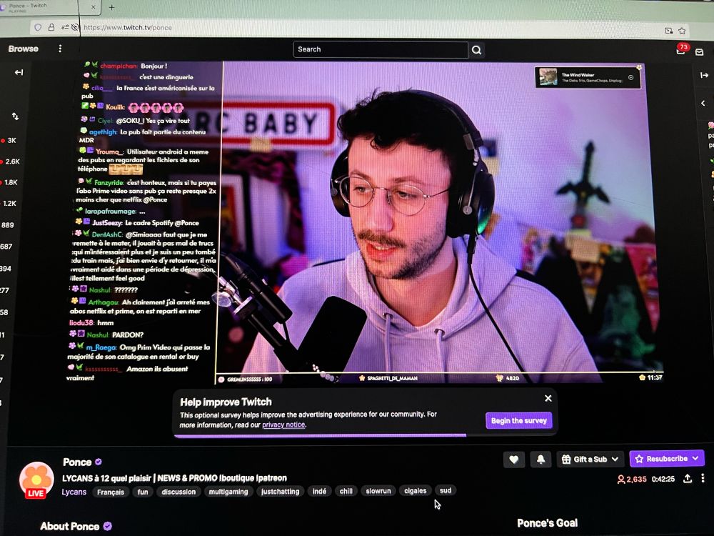 Une capture d'écran du stream de ponce avec une bannière en dessous proposant une enquête de satisfaction pour amélioré la publicité sur Twitch.