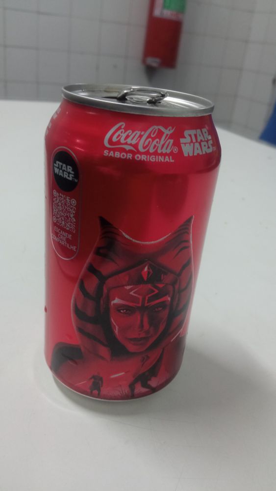 Latinha de coca cola especial de começar de Star Wars com a imagem da Ahsoka Tano