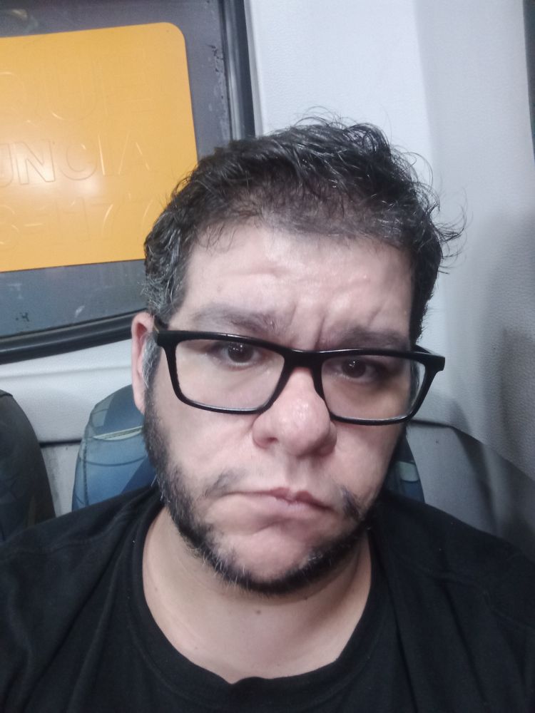 Eu com cara de cansado sem energia xoxo capenga dentro do ônibus voltando pra casa