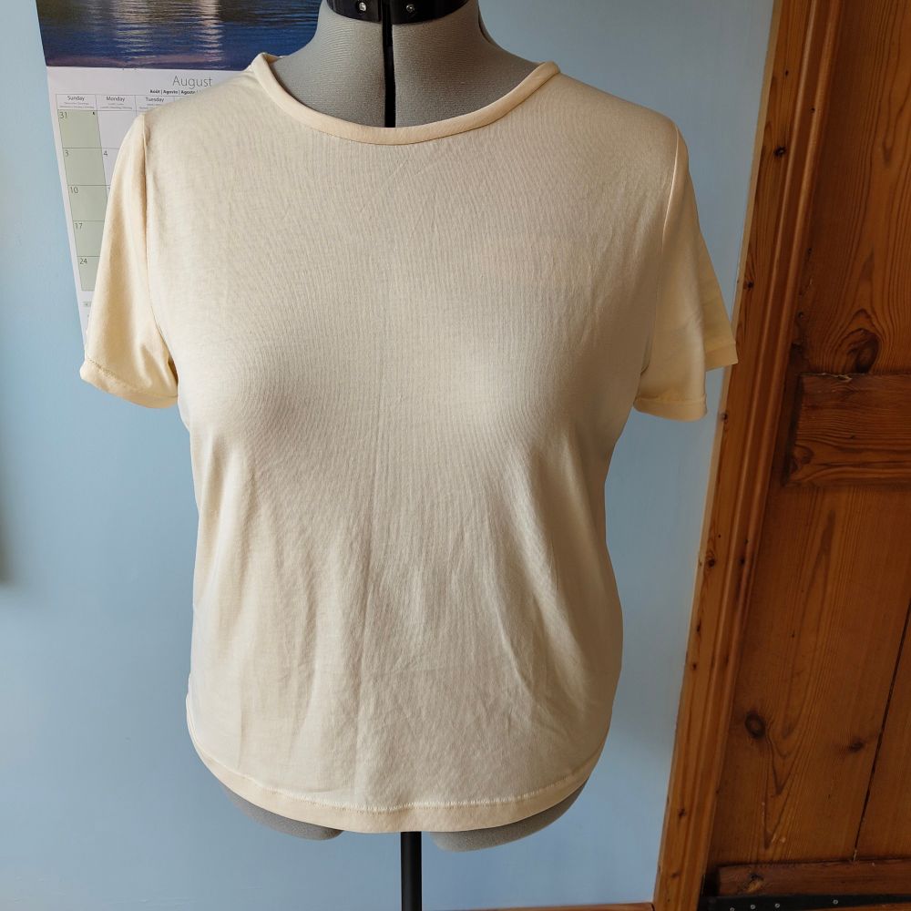 Short sleeve t-shirt in a very pale yellow 