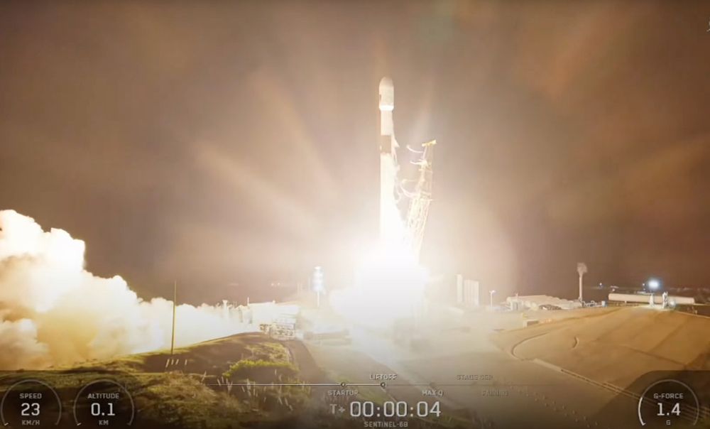 Il Falcon 9 con a bordo il Copernicus Sentinel-6B illumina il cielo notturno della California al momento del lancio. 