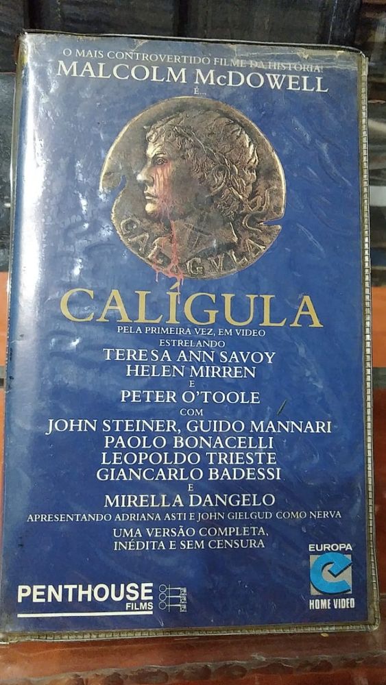 Capa do vhs Calígula fundo azul com letras brancas e título dourado