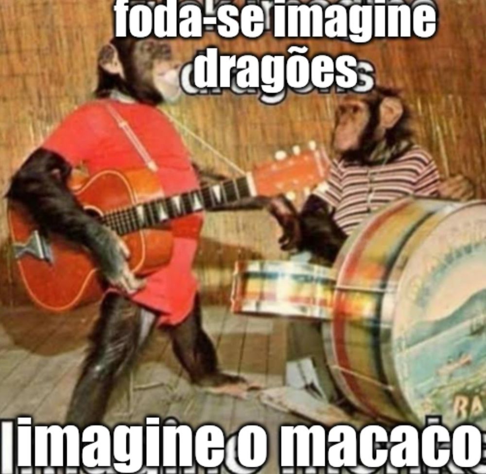foto de um chimpanzé de blusa vermelha com um violão e outro chimpanzé de blusa listrada sentado na frente de uma bateria, sobre a imagem há um texto que diz "foda-se imagine dragões" na parte de cima e "imagine o macaco" na parte debaixo. os dois quadros de texto estão sobrepostos a outro texto que está ilegível.