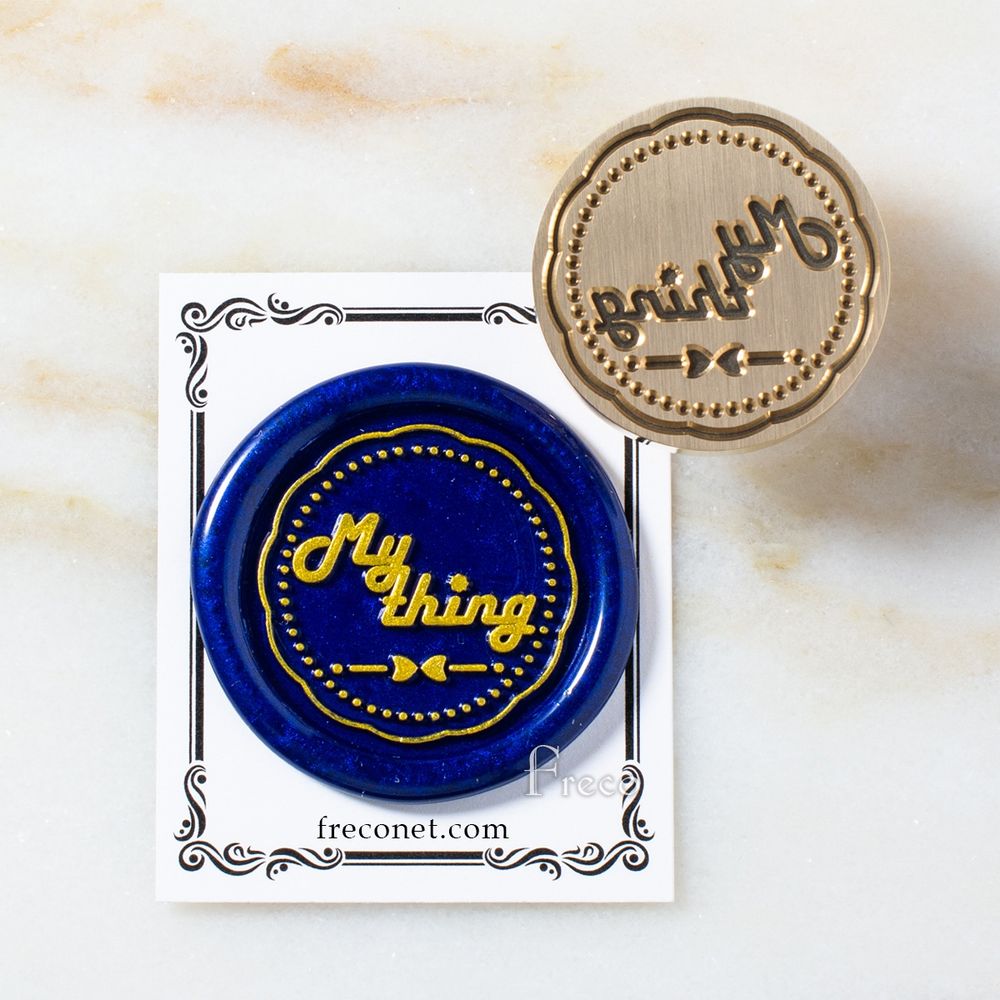 30mmの印面にメリハリのある太さでデザインされた文字と飾り枠のオリジナルシーリングスタンプを制作させていただきました。