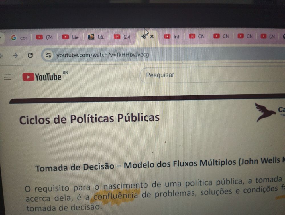 Guia do Chrome com 10 abas de YouTube em vídeos aulas abertas, uma aula de políticas públicas roda no player.