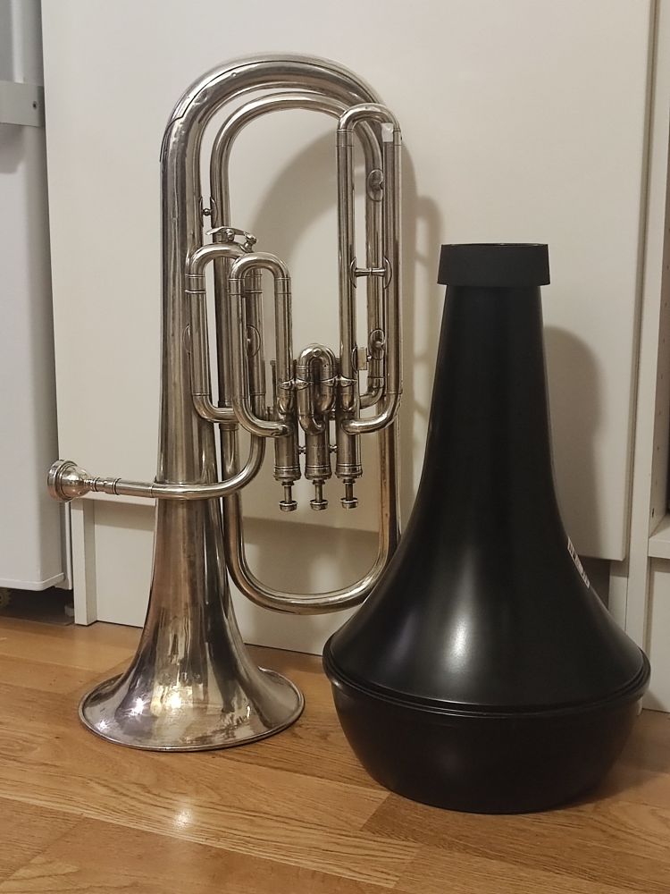 Litet baryton och stor svart övningssordin (man stoppar den i klockstycket, alltså tratten, på instrumentet, så låter det som att man spelar i en konservburk och slipper störa grannar) 