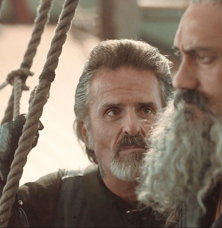 Con O'Neill as Izzy Hands give heart emoji eyes to Edward Teach