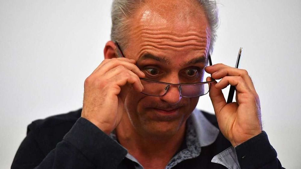 Philippe Poutou flabbergasted taking his glasses off
