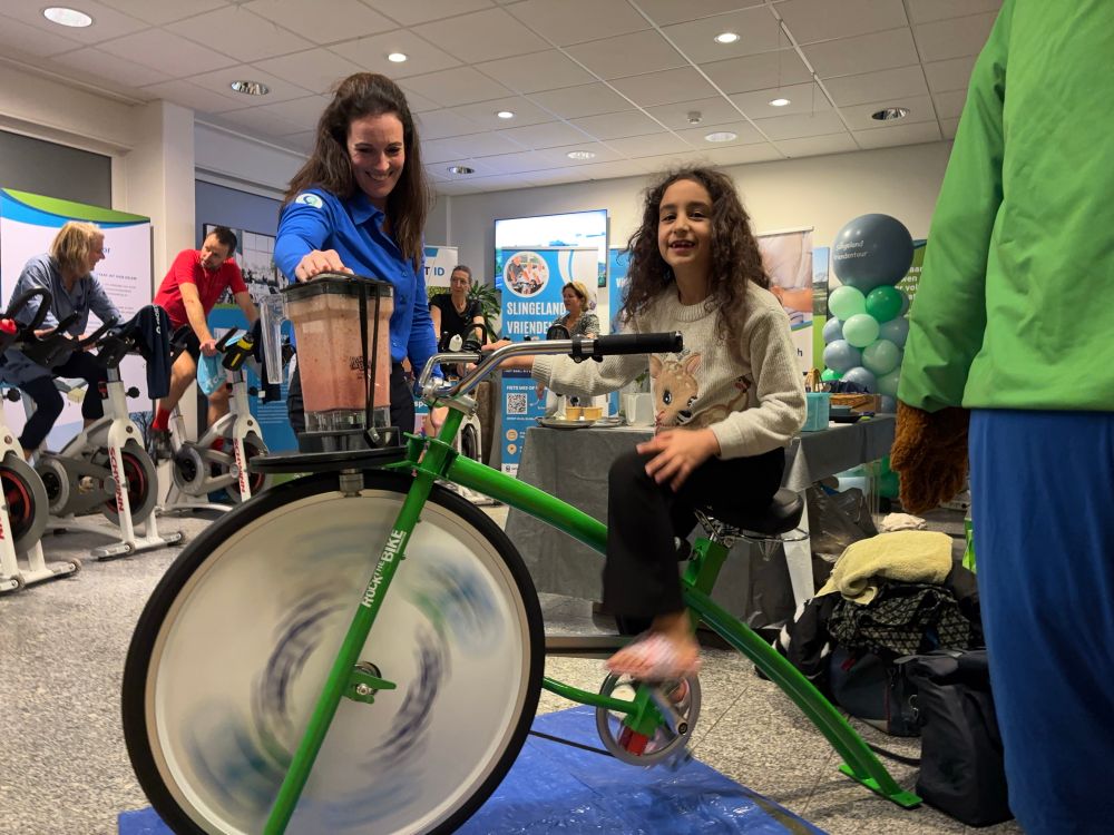 Ook bezoekers in het ziekenhuis deden spontaan mee. Ook deze jonge bezoeker. Ze zit op een fiets waarmee je een gezonde smoothie kunt maken. 