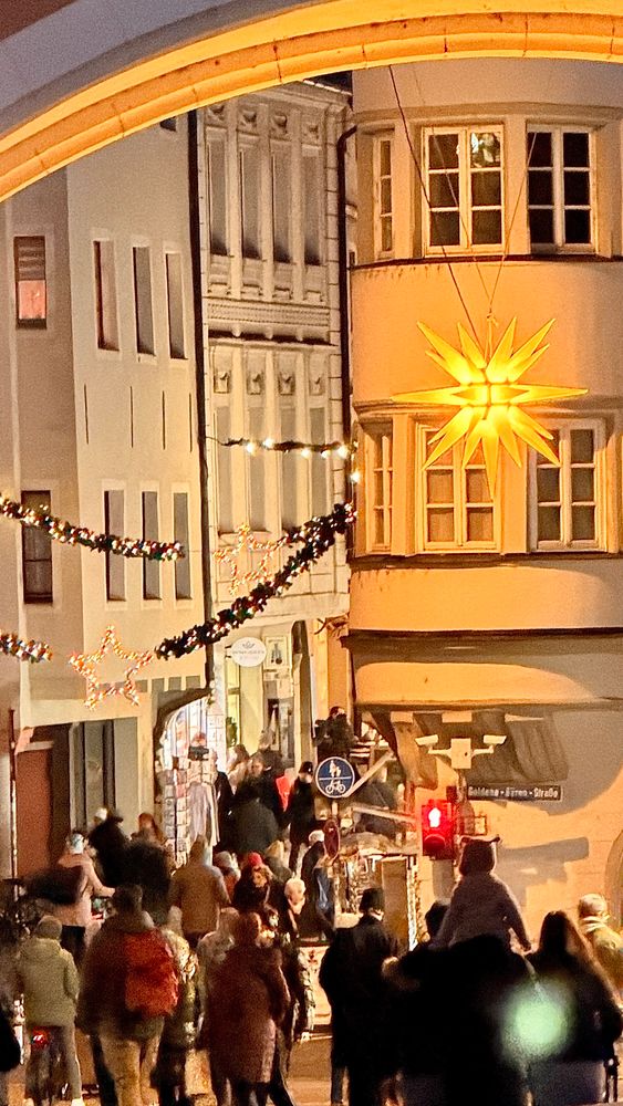 Blick von der steinernen Brücke auf eine dekorierte Straße in Richtung Altstadt