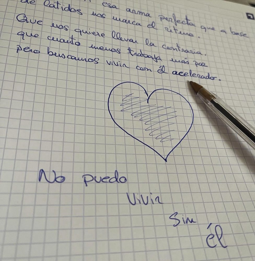El corazón, esa arma perfecta que a base de latidos nos marca el ritmo.
Que nos quiere llevar la contraria, que cuanto menos trabaja más paz pero buscamos vivir con él acelerado.