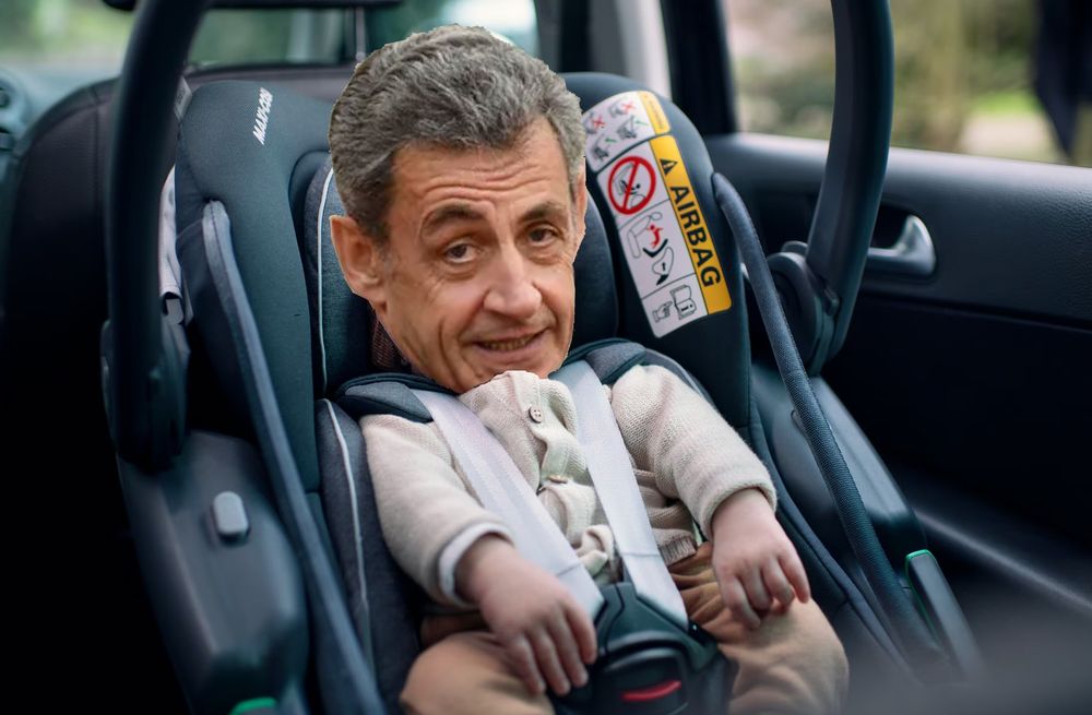 Sarkozy en bébé dans un siège auto