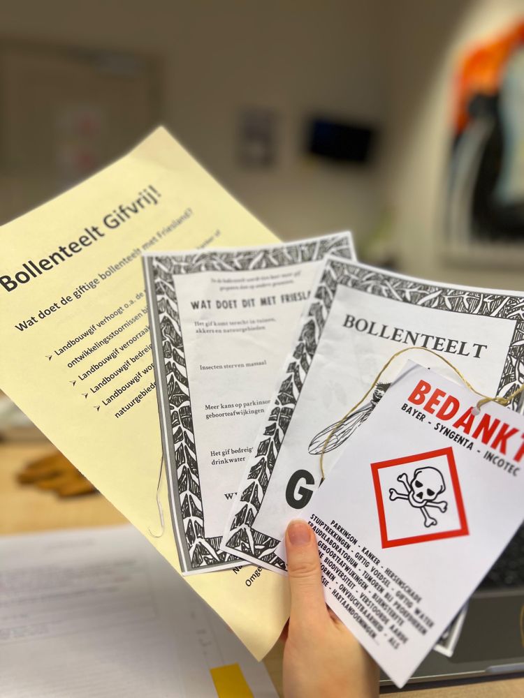 Flyers over de gevaren van pesticiden in de bollenteelt. 