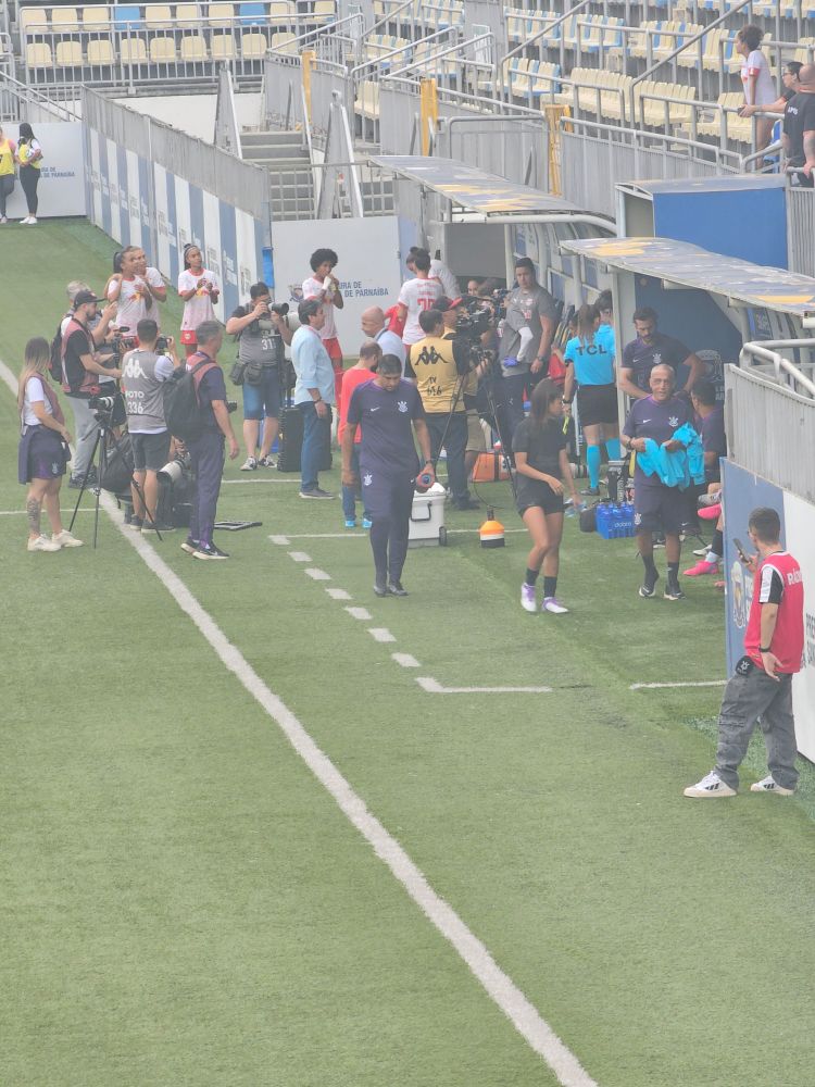 Estadio de Santana de Parnaíba, vista do visitante. Arquibancadas vazias ao fundo. Equipe do Redbull e do Corinthians se acomodando na área técnica.