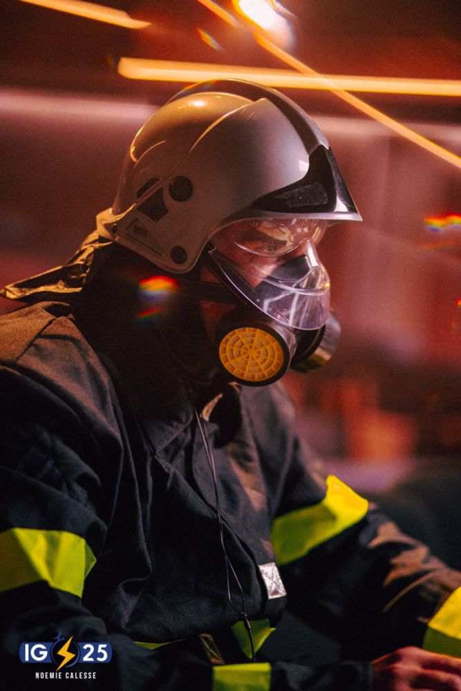 Le runneur Bigornoob sur le jeu Fahrenheit en conditions réelles : dans un uniforme de pompier (casque inclu !) 
