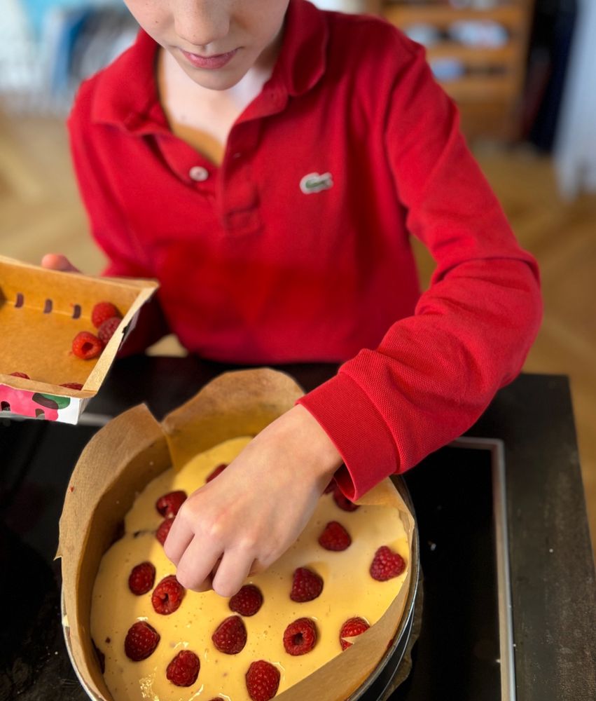 Himbeer-Käsekuchen wird zubereitet.