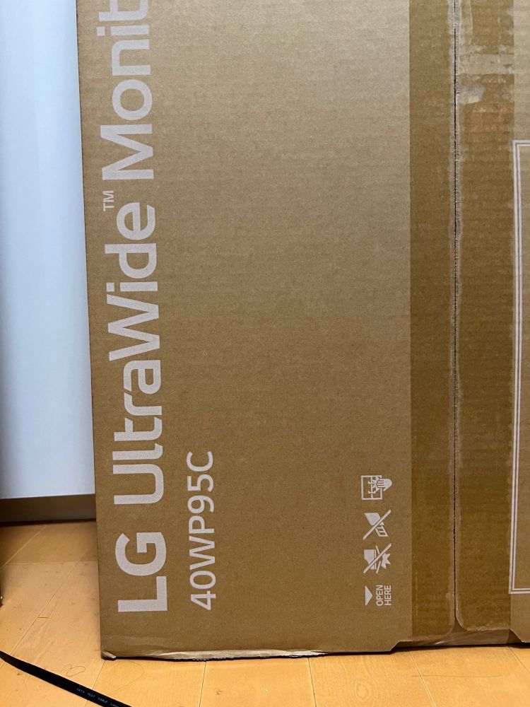 Package of LG 40WP95C