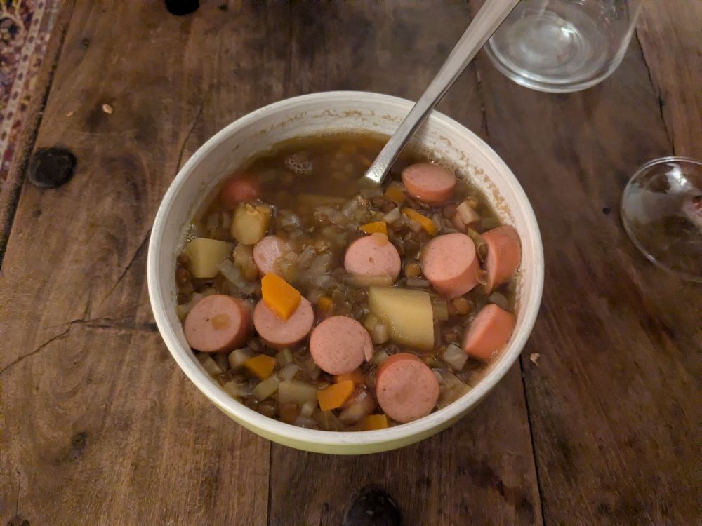 Bild einer fertigen Linseneintopf-Suppe mit Bio-Hühnerwürstchen