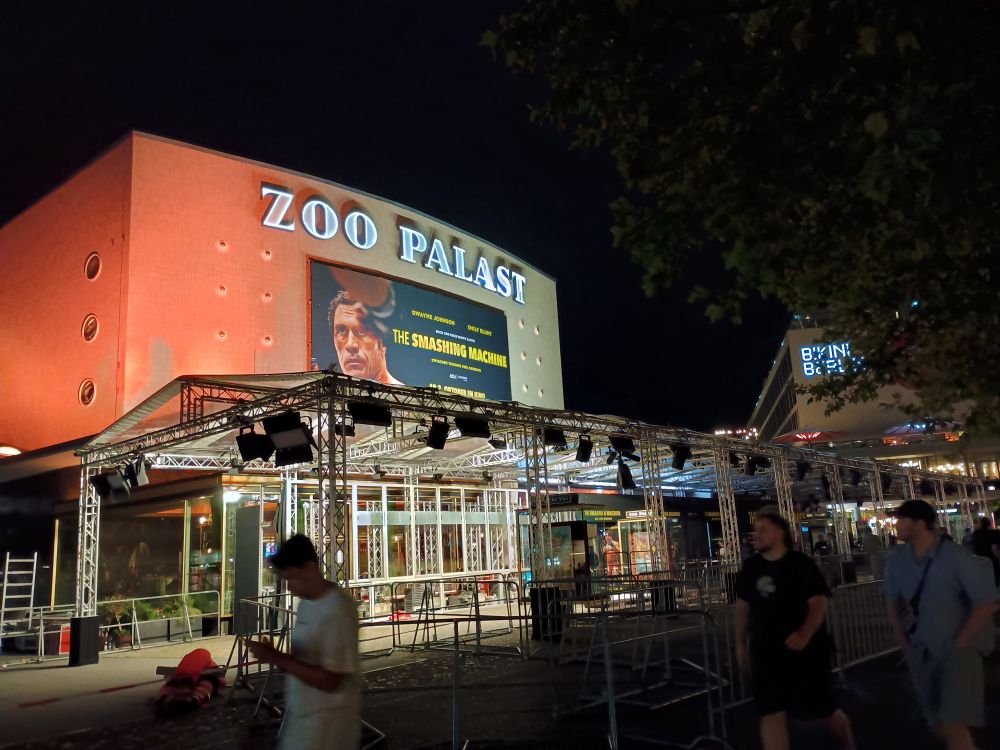 Ein großes Gebäude in der Nacht. An dem Gebäude steht mit weiß leuchtenden Buchstaben "Zoo Palast"