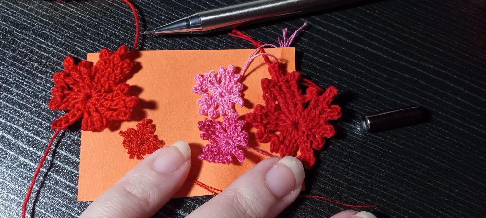 Crochet one round maple leaf in #10 cotton, #30 cotton, 2 strands of embroidery thread and the smallest is sewing thread. 
Hooks are, 2 mm, .75 mm and smallest is .5 mm