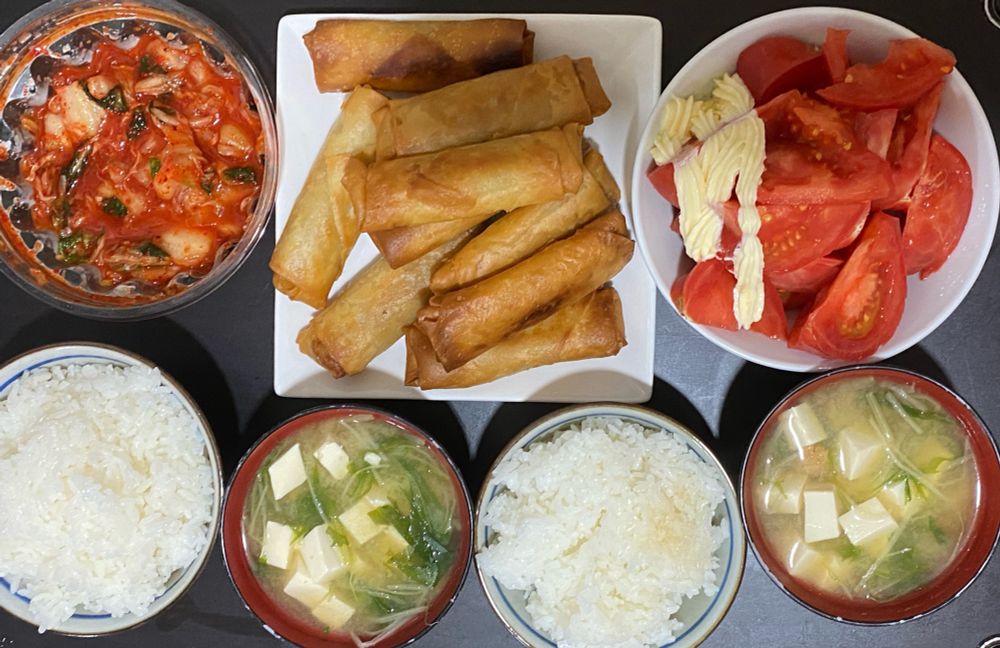 業務用スーパーの春巻きは安くて良いのですが、中身の餡がイマイチなので、キムチと一緒に食べるくらいで丁度いいです。