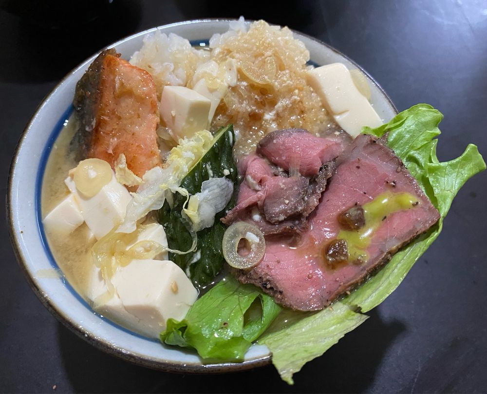 たとえ洋風なおかずでも、味噌汁をずっかけたメシで茶碗を濯ぎます。お行儀よくありませんが、土鍋のおコゲを崩す楽しみ。