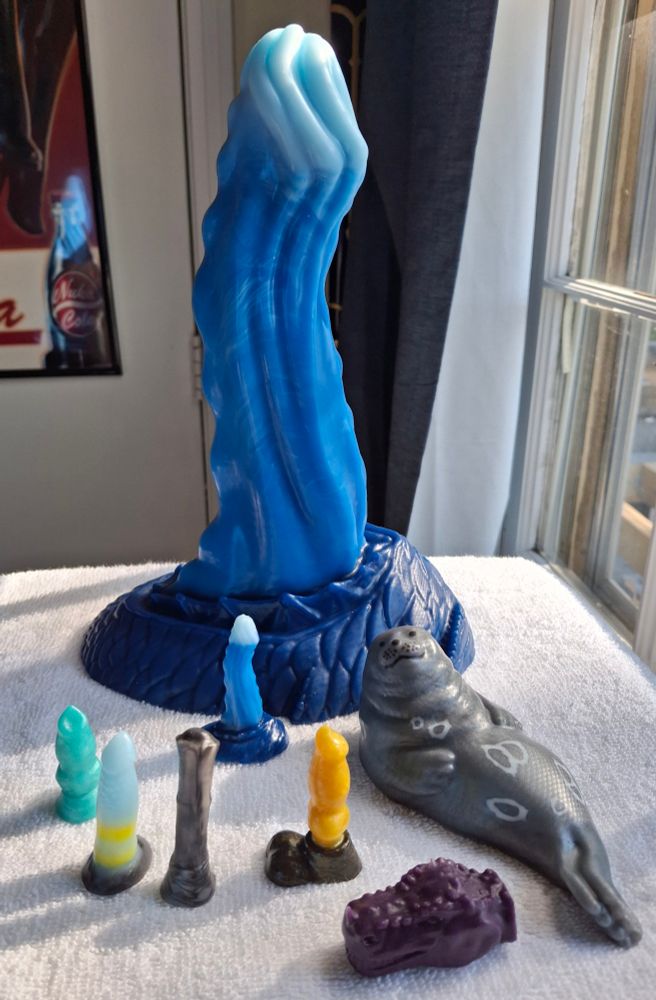 Adult silicone toy from Kisu and Friends.
Large Rhei, split firmness, soft shaft and medium base, great wave coloration.
Matching miniature Rhei.
Assortment of tiny toys and a signature coloration Norppa in extra soft.