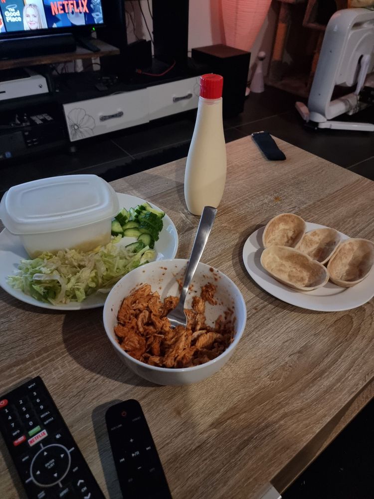Small taco boats with ingredients and poorly shredded chicken 