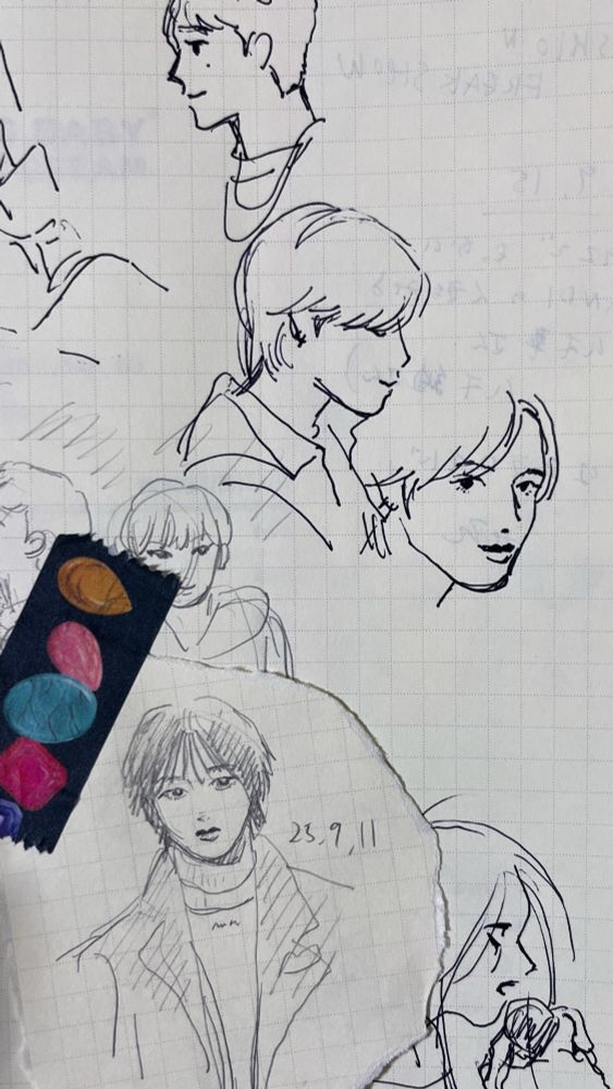 方眼ノートにアイドルの模写やらくがきが描いてある