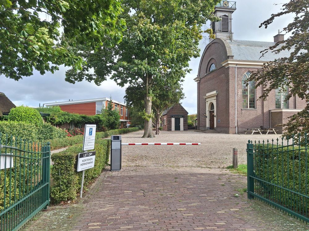 Weinig parkeerplaatsen in Oud-Loosdrecht, maar om dan dit soort maatregelen te treffen, vind ik behoorlijk bizar. Om naar de begraafplaats te gaan, is er betaald parkeren ingevoerd....
