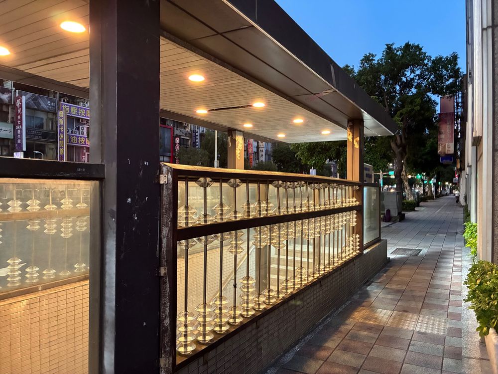 近くにあるのが商売の神様が祭られてるお寺だったかな？そろばんかわいい