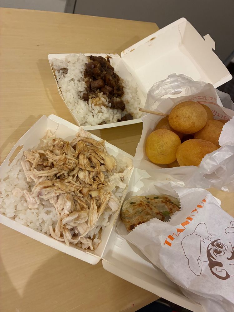 奥が魯肉飯、手前が雞肉飯。さつまいもボールと葱パイって説明するのがわかりやすいはず👇どれも美味しいけど疲れた体に八角の香りと米はちょっとキツかった🥲