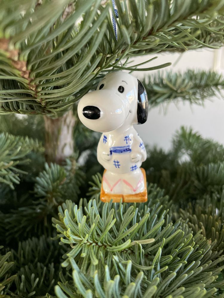 A porcelain Snoopy ornament wearing a blue kimono and red zori.