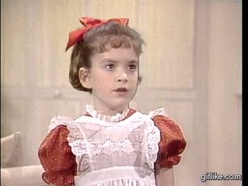 super vicky, seriado dos anos 80. no gif, vicky está girando a cabeça sem parar, em voltas de 360 graus