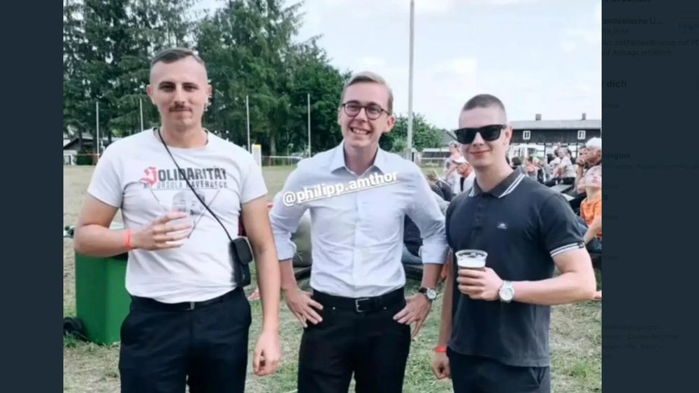 Phillip Amthor lächelnd zwischen zwei landesweit bekannten Faschos. Einer trägt ein T-Shirt mit der Aufschrift "Solidarität mit Ursula Haverbeck"