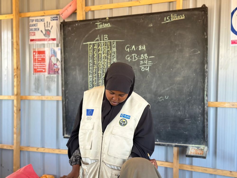 Plan International staff member in one of the Temporary Protection Learning Spaces operated by Plan International thanks to the support of DG ECHO in Jubaland, Somalia.