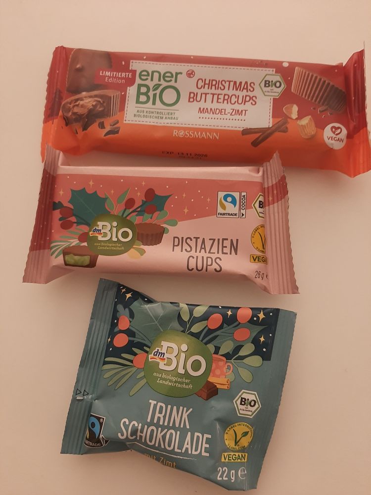 ener Bio Rossmann: Christmas Buttercups Mandel Zimt, dmBio: Pistazien Cups, DM Bio: Trinkschokolade