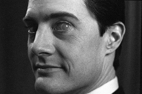 kyle maclachlan (agent dale cooper) on the set of twin peaks 🪵 ☕️