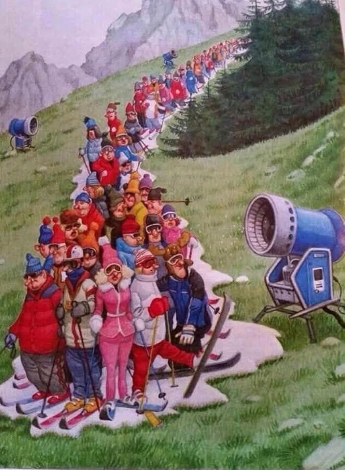 Karikatur: Winter in den Bergen ohne Schnee. Eine schmale Piste wurde mit Schneekanonen eingeschneit, auf der Hunderte Skifahrer im Stau stehen.