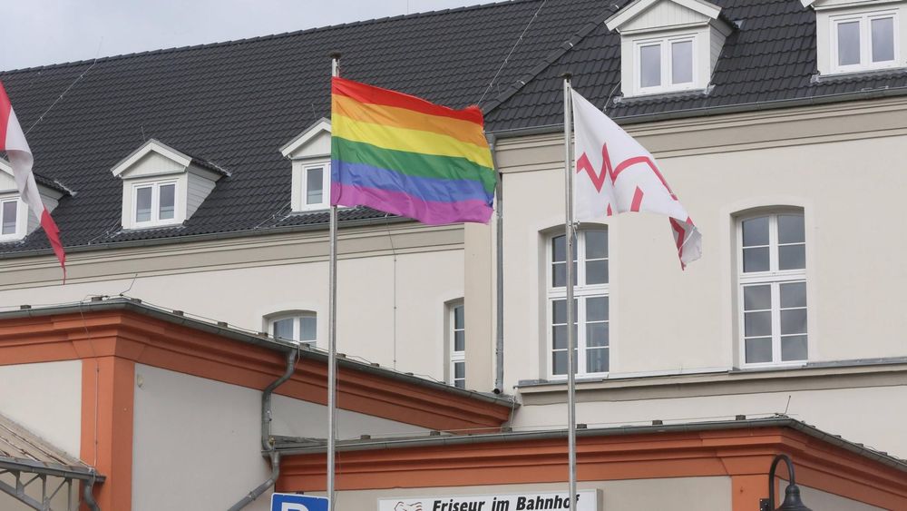 Vielfalt - Auseinandersetzungen um Verbot von Regenbogenflagge in Neubrandenburg gehen weiter