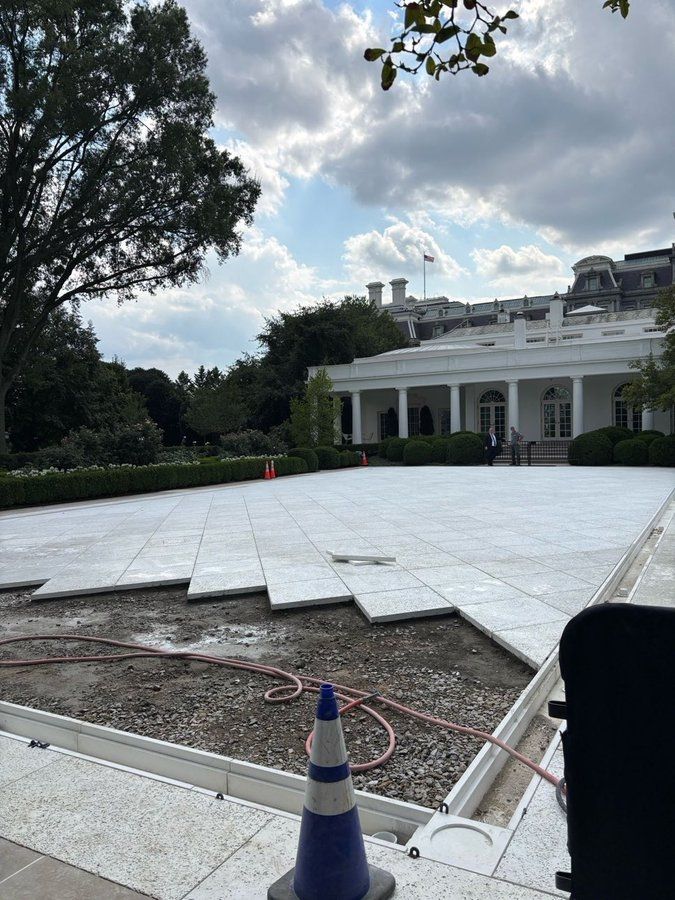 Eine mit großen Steinplatten versiegelte Fläche 