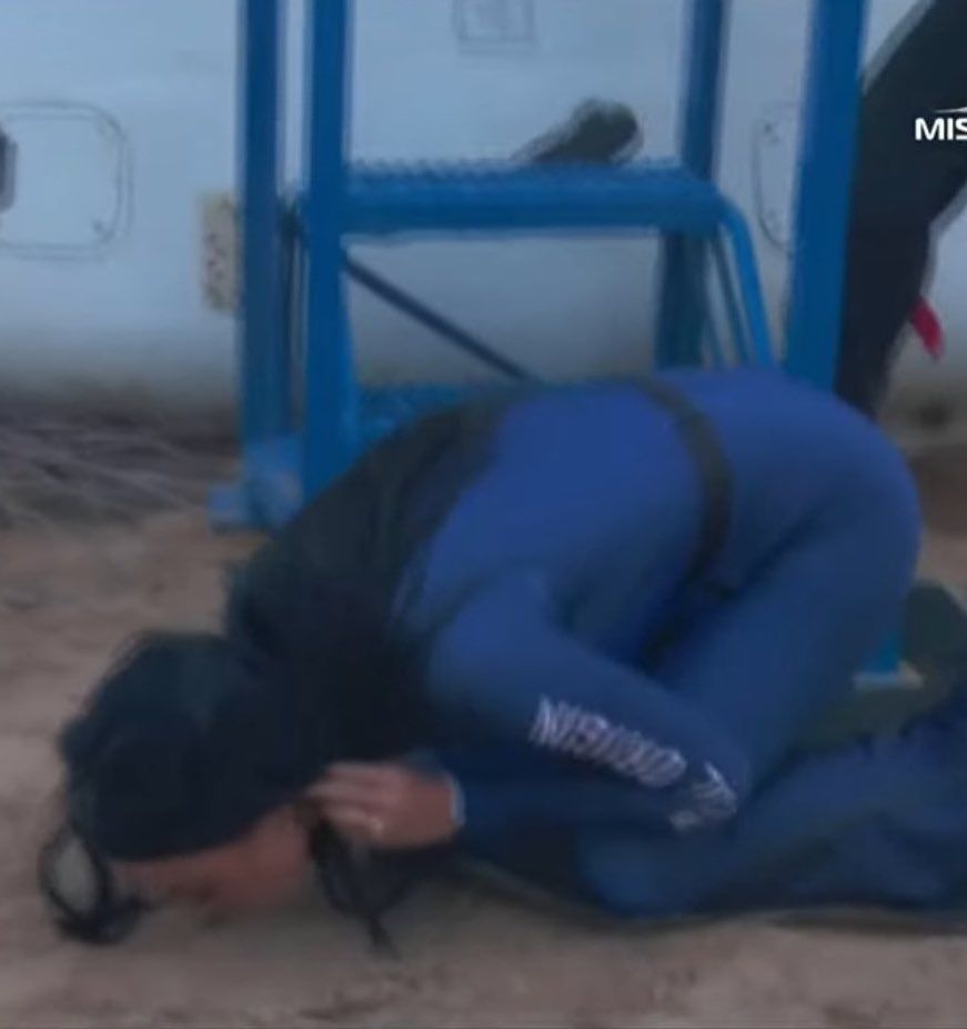 Foto: Perry küsst den Boden nach der Rückkehr.