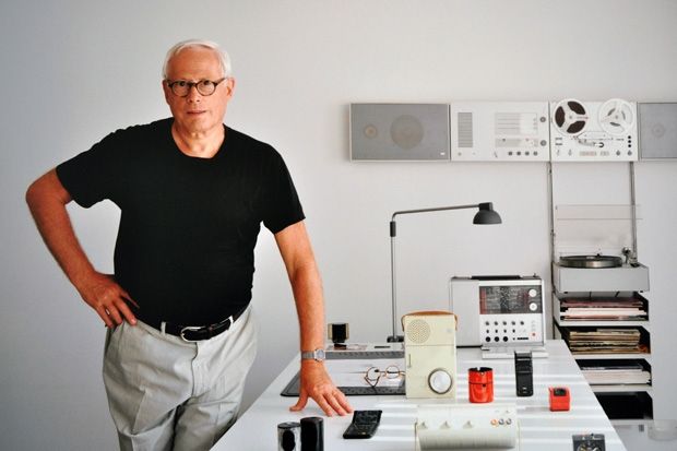 Dieter Rams in seinem Atelier mit einigen der von ihm gestalteten Geräte 