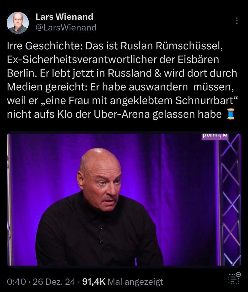 Tweet von Lars Wienand:
Irre Geschichte: Das ist Ruslan Rümschüssel, Ex-Sicherheitsverantwortlicher der Eisbären Berlin. Er lebt jetzt in Russland & wird dort durch Medien gereicht: Er habe auswandern  müssen, weil er „eine Frau mit angeklebtem Schnurrbart“ nicht aufs Klo der Uber-Arena gelassen habe.
