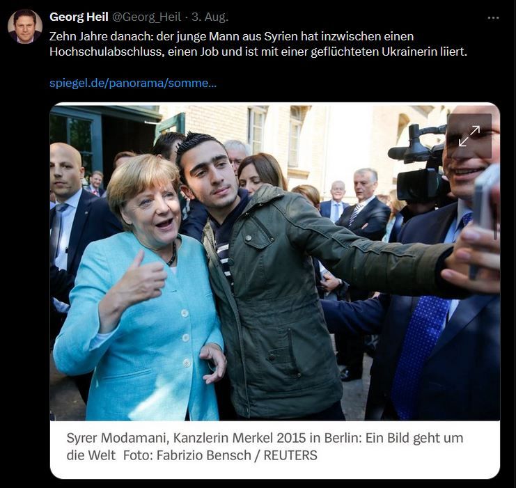 Tweet von Georg Heil:
Zehn Jahre danach: der junge Mann aus Syrien hat inzwischen einen Hochschulabschluss, einen Job und ist mit einer geflüchteten Ukrainerin liiert.