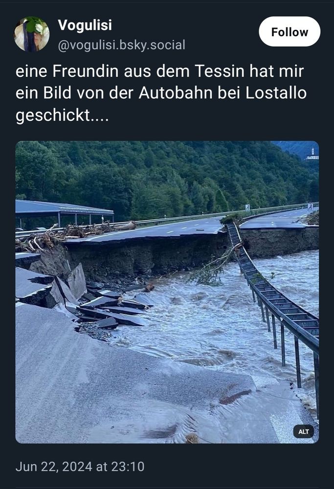 Foto einer Autobahn im Tessin, die durch einen Sturzbach zerstört wurde.